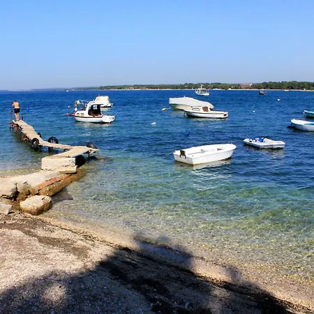 Apartman With Parking Space Stinjan, - 22993 *